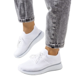 Le sneakers sportive bianche di Michael bianco