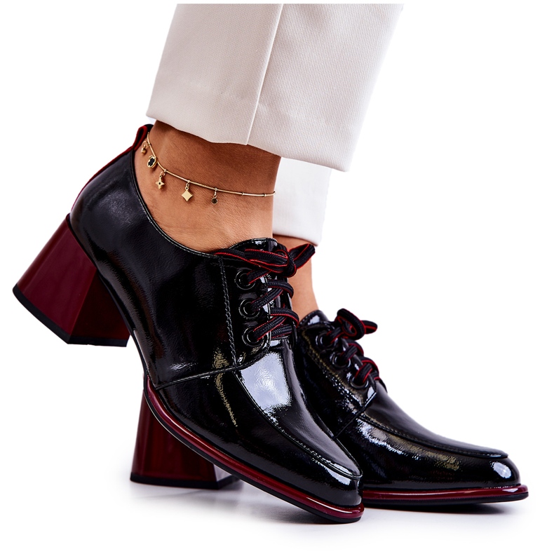 S.Barski Scarpe nere e rosse laccate e legate su un palo di Esmer nero rosso