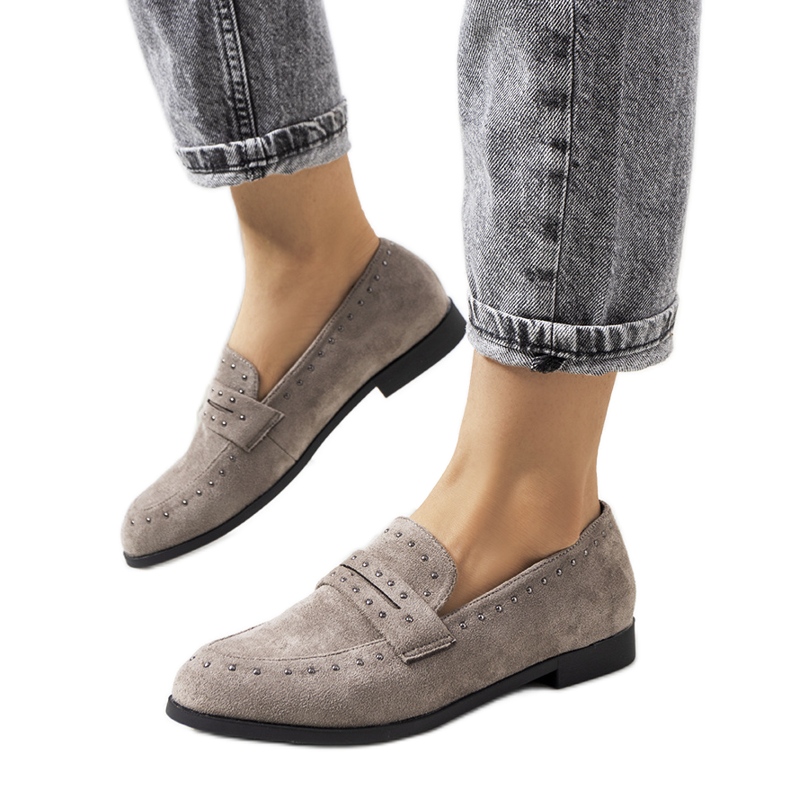 Scarpa in pelle grigia con borchie Ishana grigio