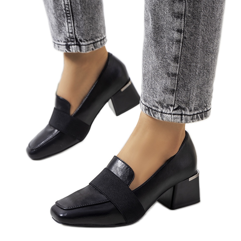 Scarpe brogue nere sul palo di Thoma nero