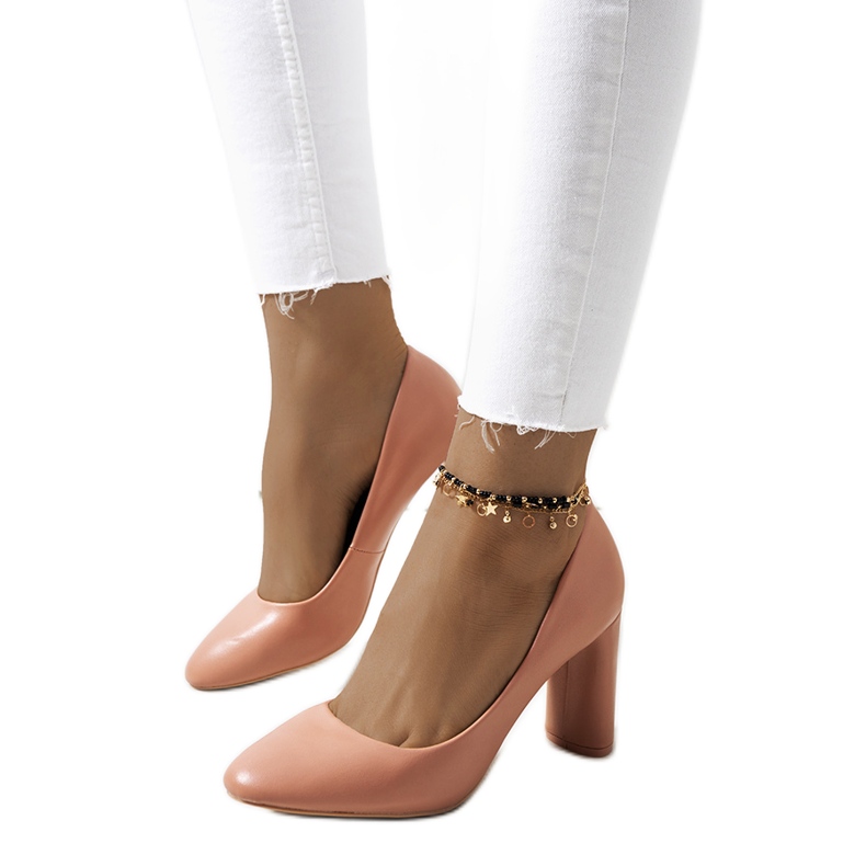 Décolleté rosa sul post di Burnaby