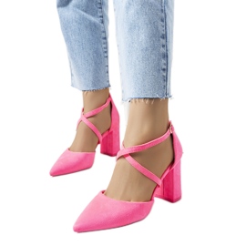 Décolleté rosa neon sul post di Hassing