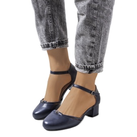 Décolleté blu navy su un palo basso di Lynden