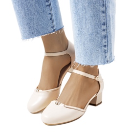 Décolleté beige su un palo basso di Lynden