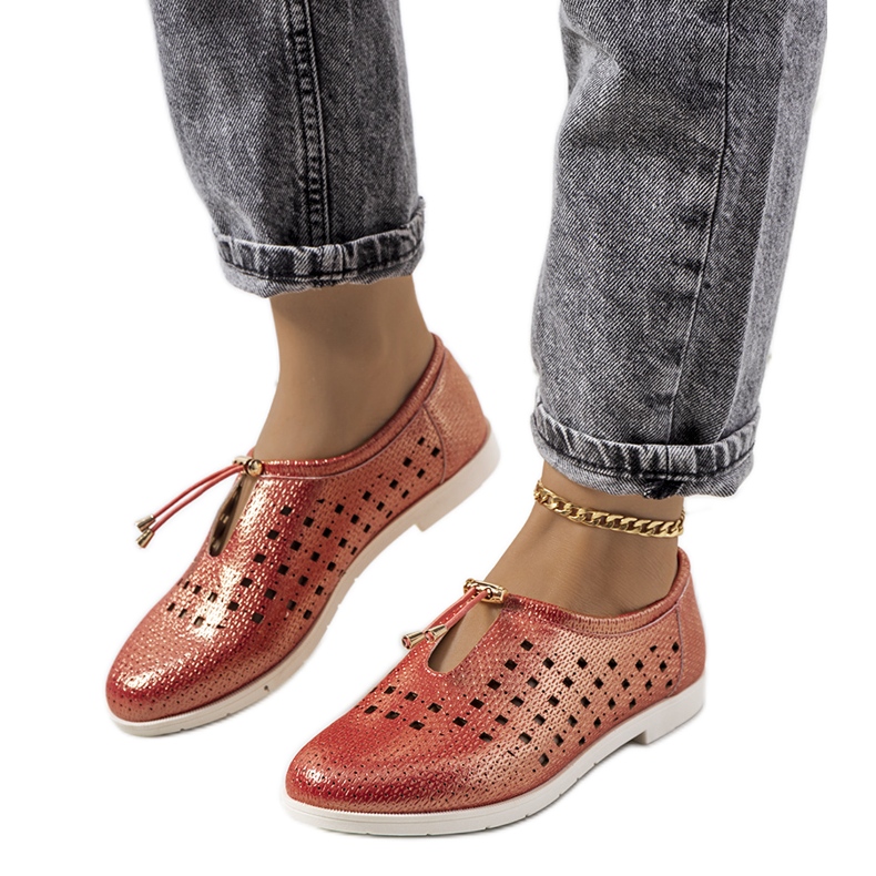Le scarpe traforate rosse di Cassinia marrone rosso
