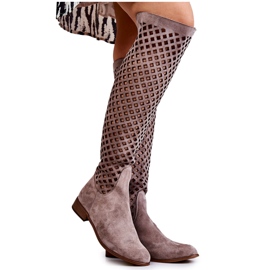 PA2 Stivale Arinna in camoscio beige scuro con motivo traforato marrone