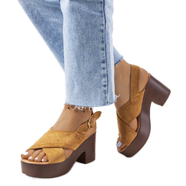 Sandali marroni della cappella marrone