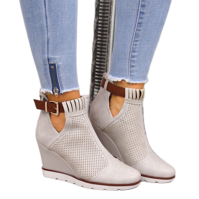 Sneakers beige da donna con zeppe traforate Filippo