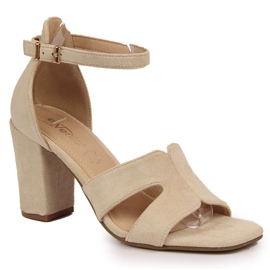 Sandali da donna beige sul post eVento