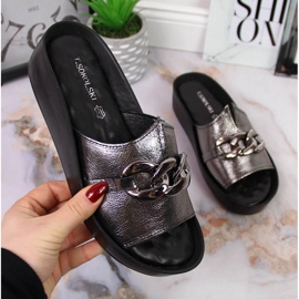 Ciabatte da donna in pelle con catena argento T.Sokolski