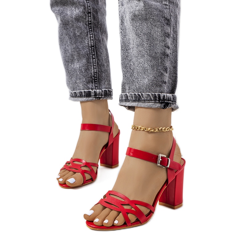 Sandali rossi su un Dolling post rosso