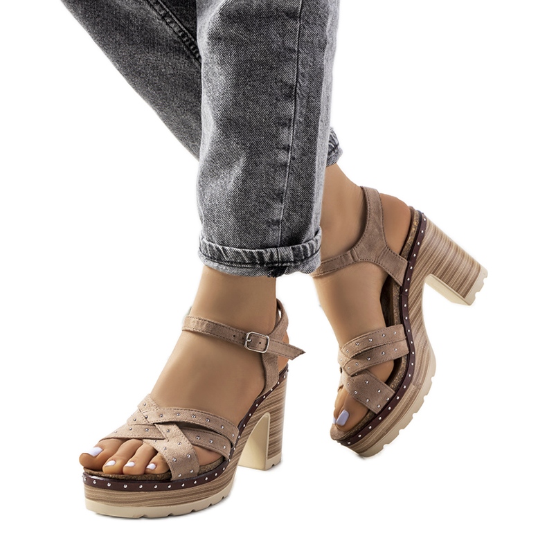 Sandali beige sul palo di Sied