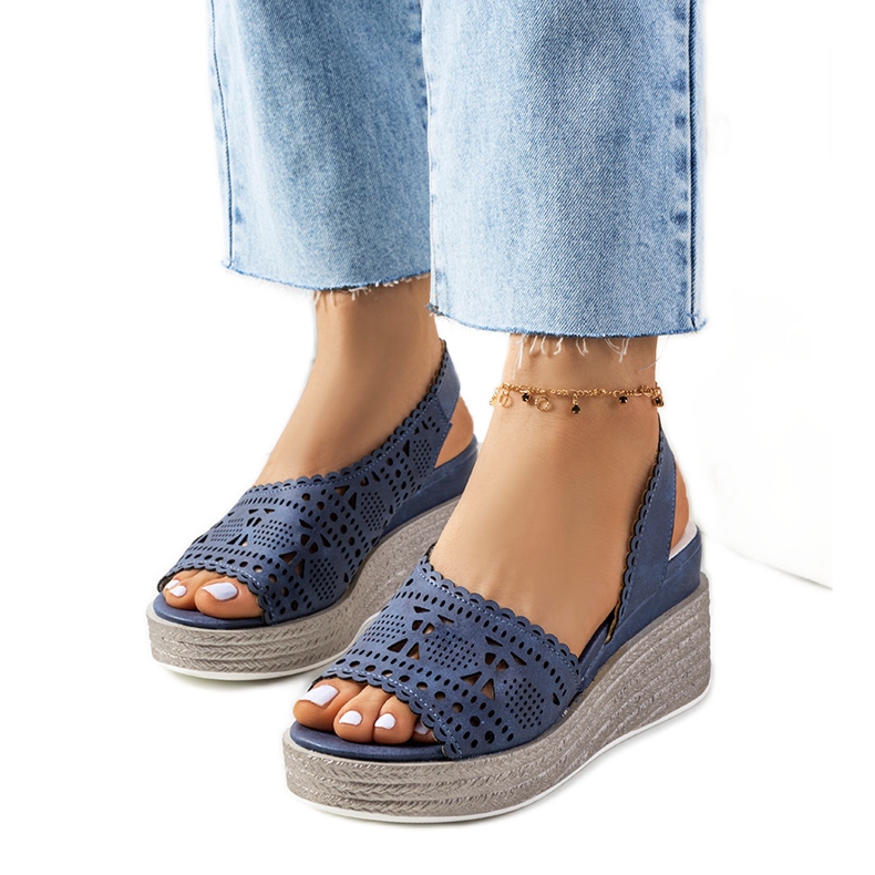 Sandali traforati blu navy su una Bibbia con zeppa