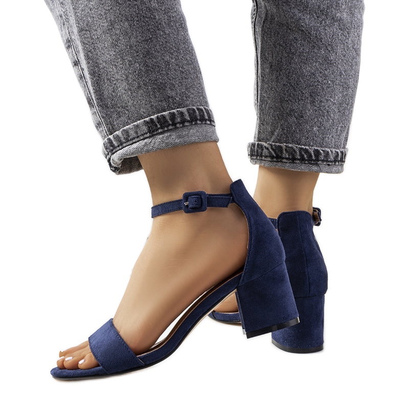 Sandali blu navy sul post Deshe