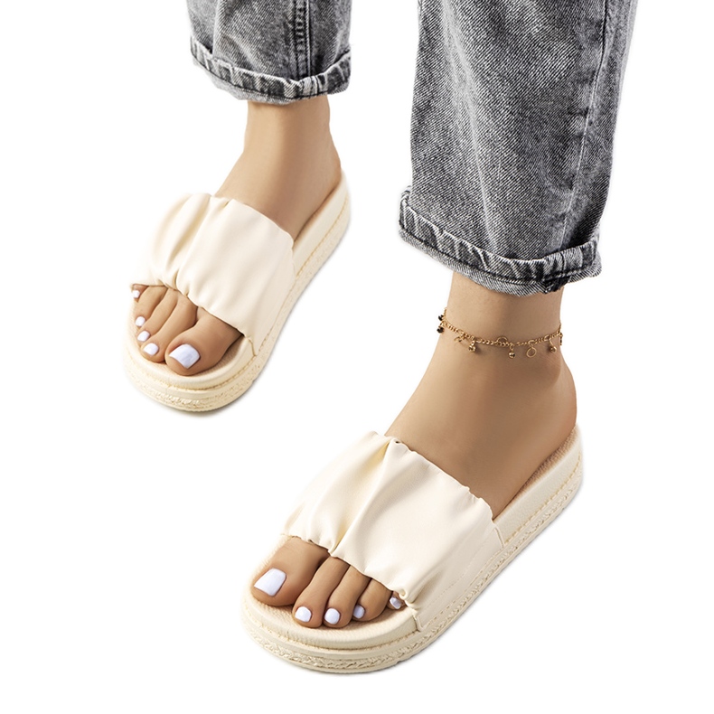 Ciabatte beige sulla piattaforma Baldwin