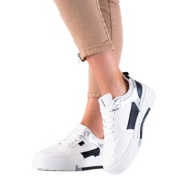 TRENDI Sneakers bianche sulla piattaforma bianca