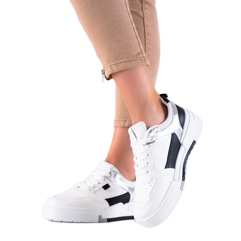 TRENDI Sneakers bianche sulla piattaforma bianca