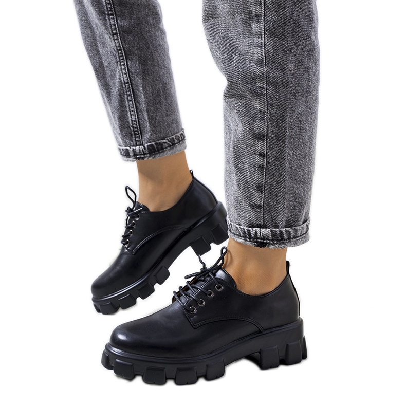 Scarpe nere su suola di un trattore Chedi nero