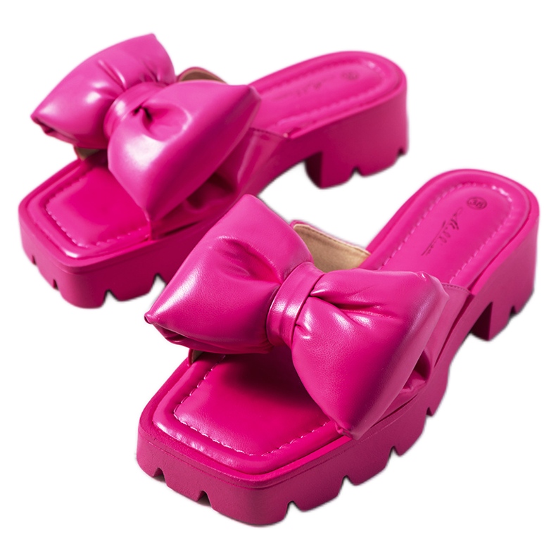 Ciabatte rosa sulla suola del trattore Platt