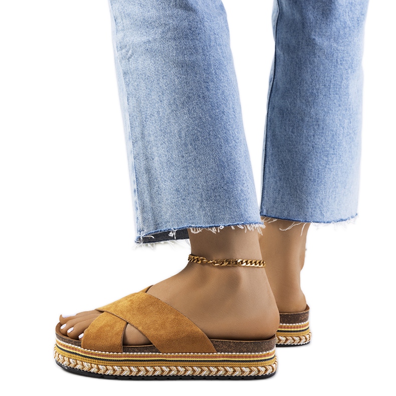 Ciabatte marroni sulla piattaforma Muncho marrone