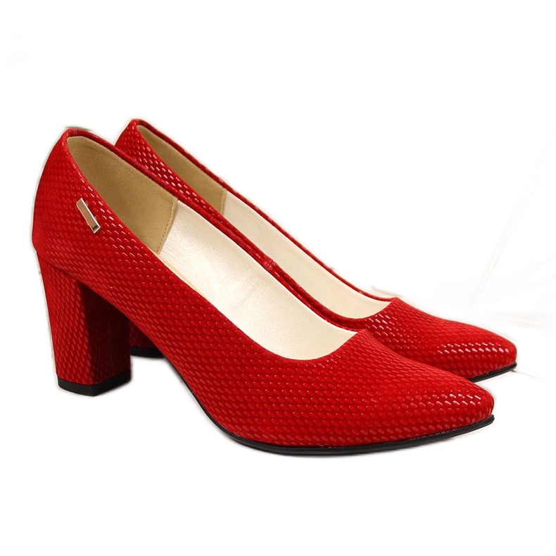 Pompe sul post rosso Monique