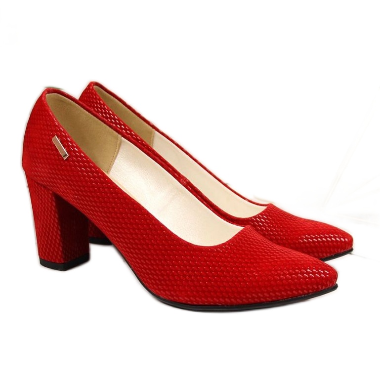 Pompe sul post rosso W Monique