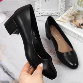 Black Pumps su un isolato da W Sergio Leone nero