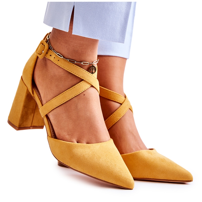 FB1 Sandali Alla Moda Su Un Giallo Sinari Bar