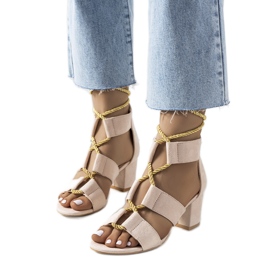 Sandali beige sul montante Saliba