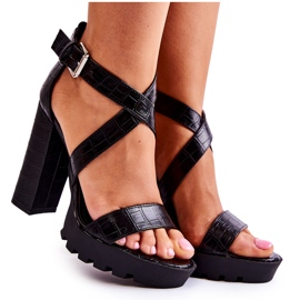 Sandali Alla Moda Su Una Barra Con Rammis Di Pelle Di Serpente Nera nero