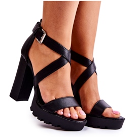 Sandali Alla Moda Su Una Barra Rammis Nero