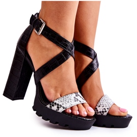 Sandali Alla Moda Su Una Barra Rammis Serpente Bianco E Nero bianca