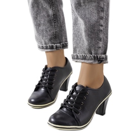 BM Scarpe nere sul palo Filra nero