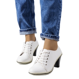 BM Scarpe bianche sul palo Filra bianco