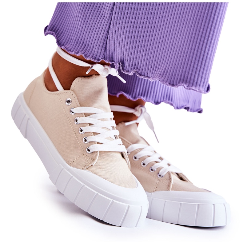 Sneakers da donna beige arriva sulla piattaforma