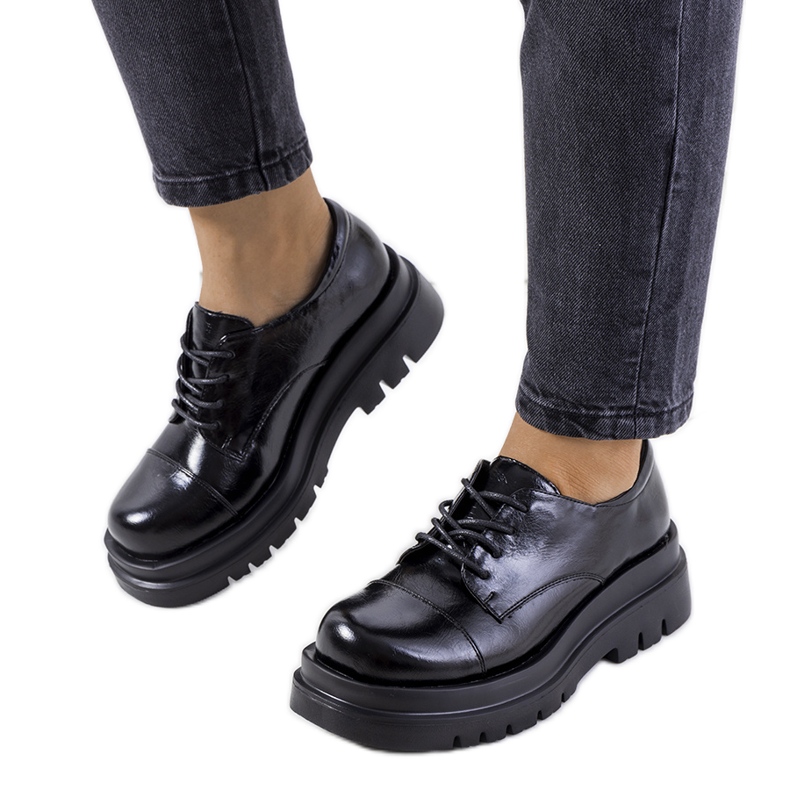 Scarpe nere su suola da trattore di Henta nero