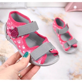 Ciabatte da bambina in velcro con un gatto slip su Befado rosa