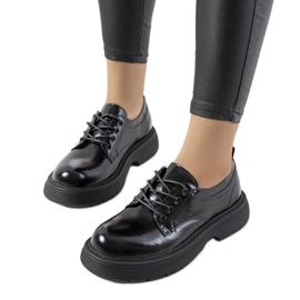 Stringate nere sulla piattaforma Henris nero