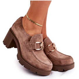 PL5 Scarpe eleganti Harmell beige scuro su un pilastro con un ornamento dorato marrone