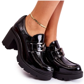 Scarpe eleganti su un pilastro con un ornamento d'argento Black Harmell nero