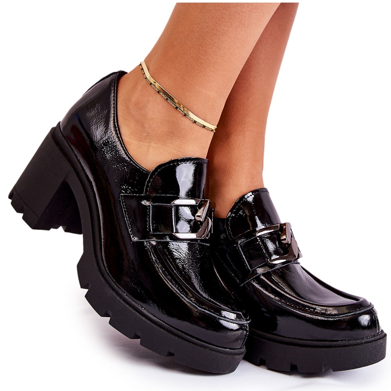 Scarpe eleganti su un pilastro con un ornamento d'argento Black Harmell nero