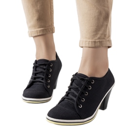 Scarpe brogue nere sul palo di Belisle nero