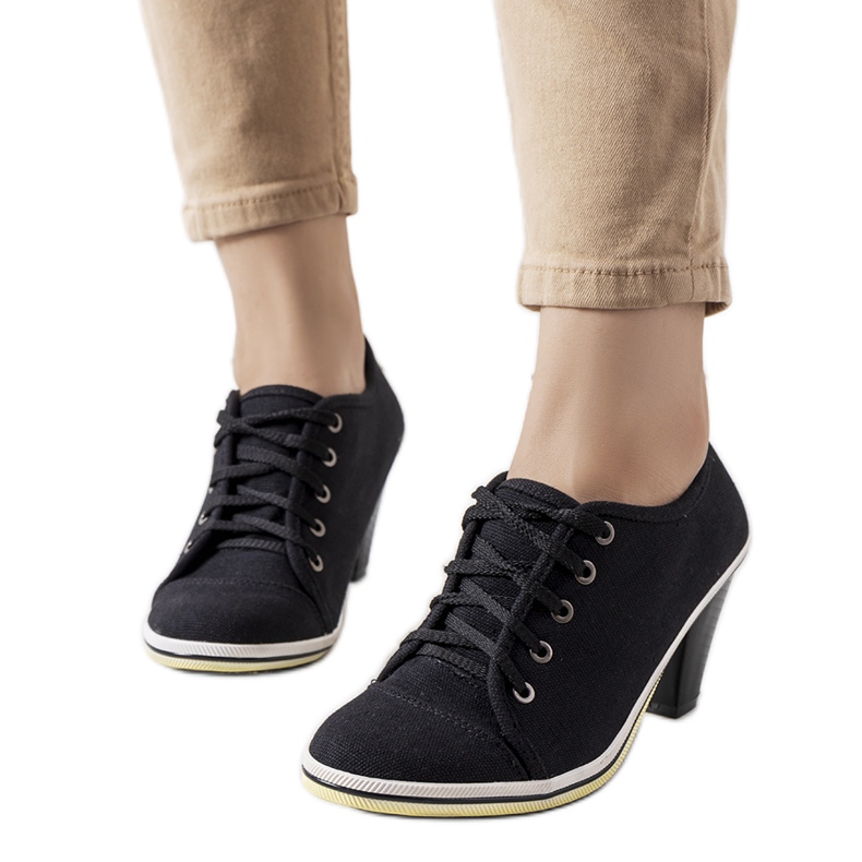 Scarpe brogue nere sul palo di Belisle nero