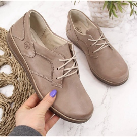 Comode scarpe da donna in pelle beige Helios 715