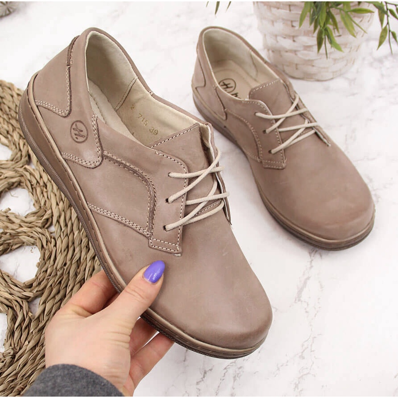 Comode scarpe da donna in pelle beige Helios 715
