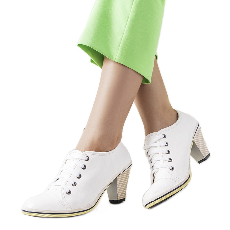 Scarpe brogue bianche sul palo di Belisle bianca