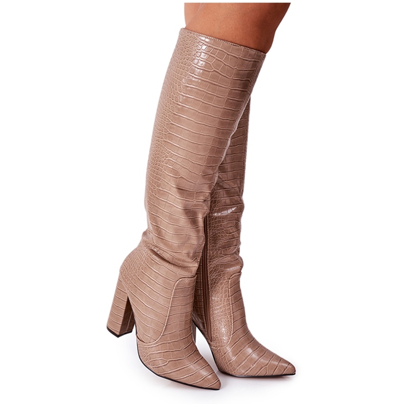 Stivali Costanza Beige Scuro Alla Moda Su Una Barra