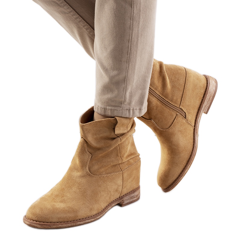 Stivali beige scuro su una zeppa Hunjet indoor