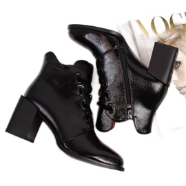 Stivale da donna laccato nero Filippo con tacco decorativo