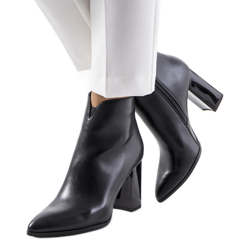 Stivaletti neri sul post di Ezinet nero